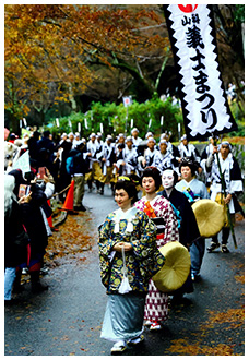 小巻 真司「彩りを添える婦人列」